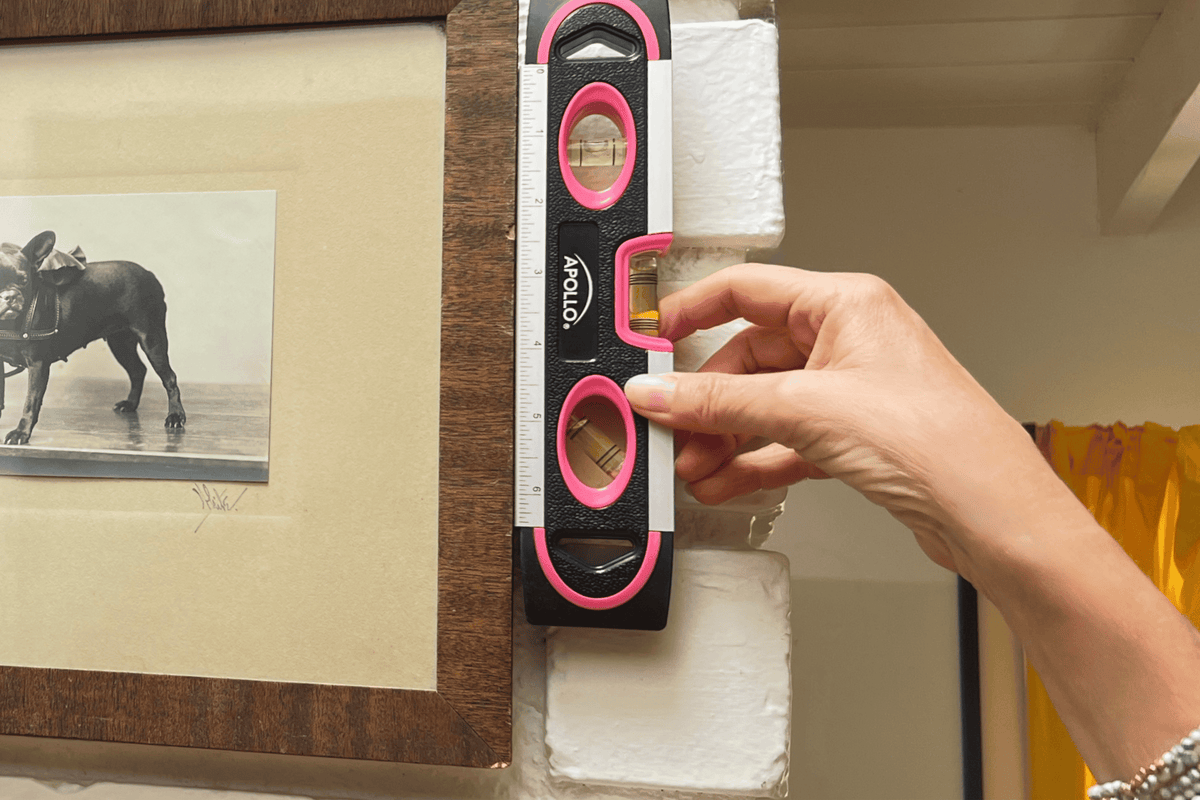 PINK 9-inch torpedo-shaped spirit level for 180/90/45 degrees leveling-- DT5019P